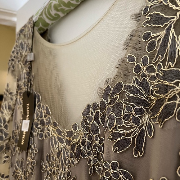 Tadashi Shoji corded lace gown in gold size 10. Back zipper, soft lining. NWT - Picture 4 of 14